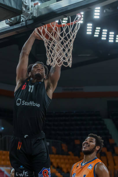 面对三名防 面对三名防